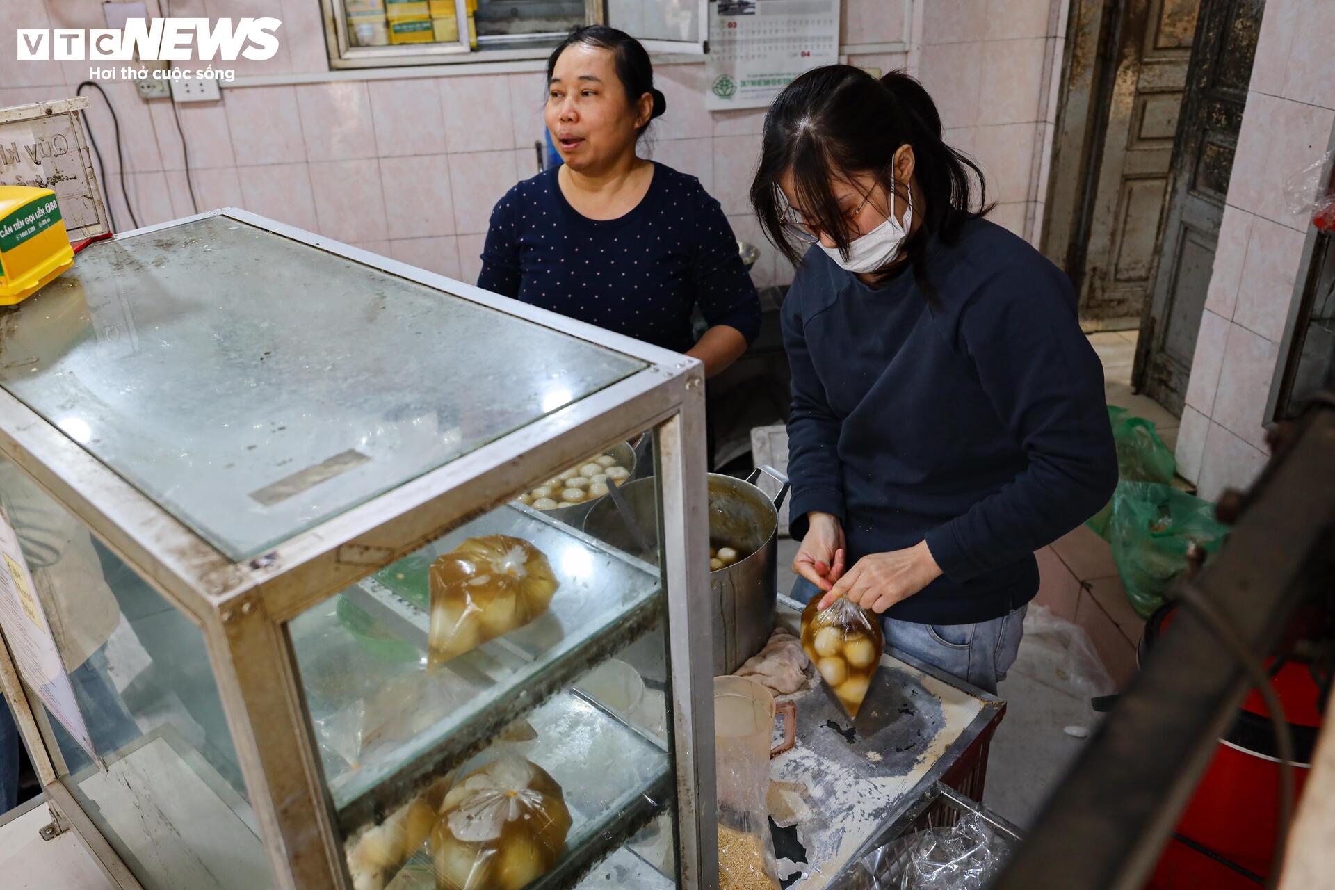 Xếp hàng mua bánh trôi, bánh chay ngày Tết Hàn thực - Ảnh 3