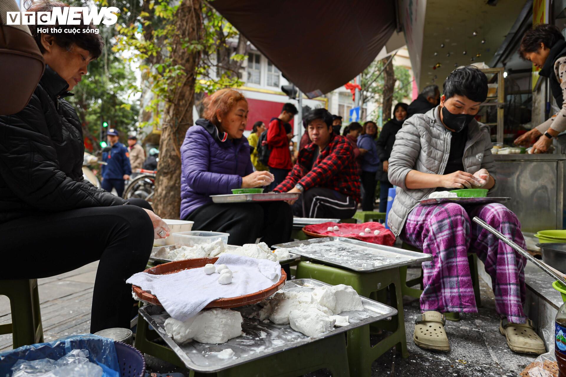 Xếp hàng mua bánh trôi, bánh chay ngày Tết Hàn thực - Ảnh 12