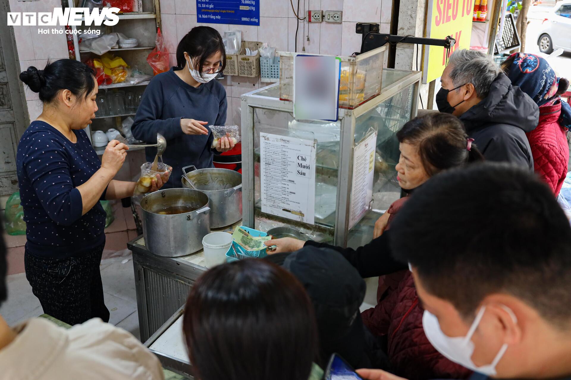 Xếp hàng mua bánh trôi, bánh chay ngày Tết Hàn thực - Ảnh 4