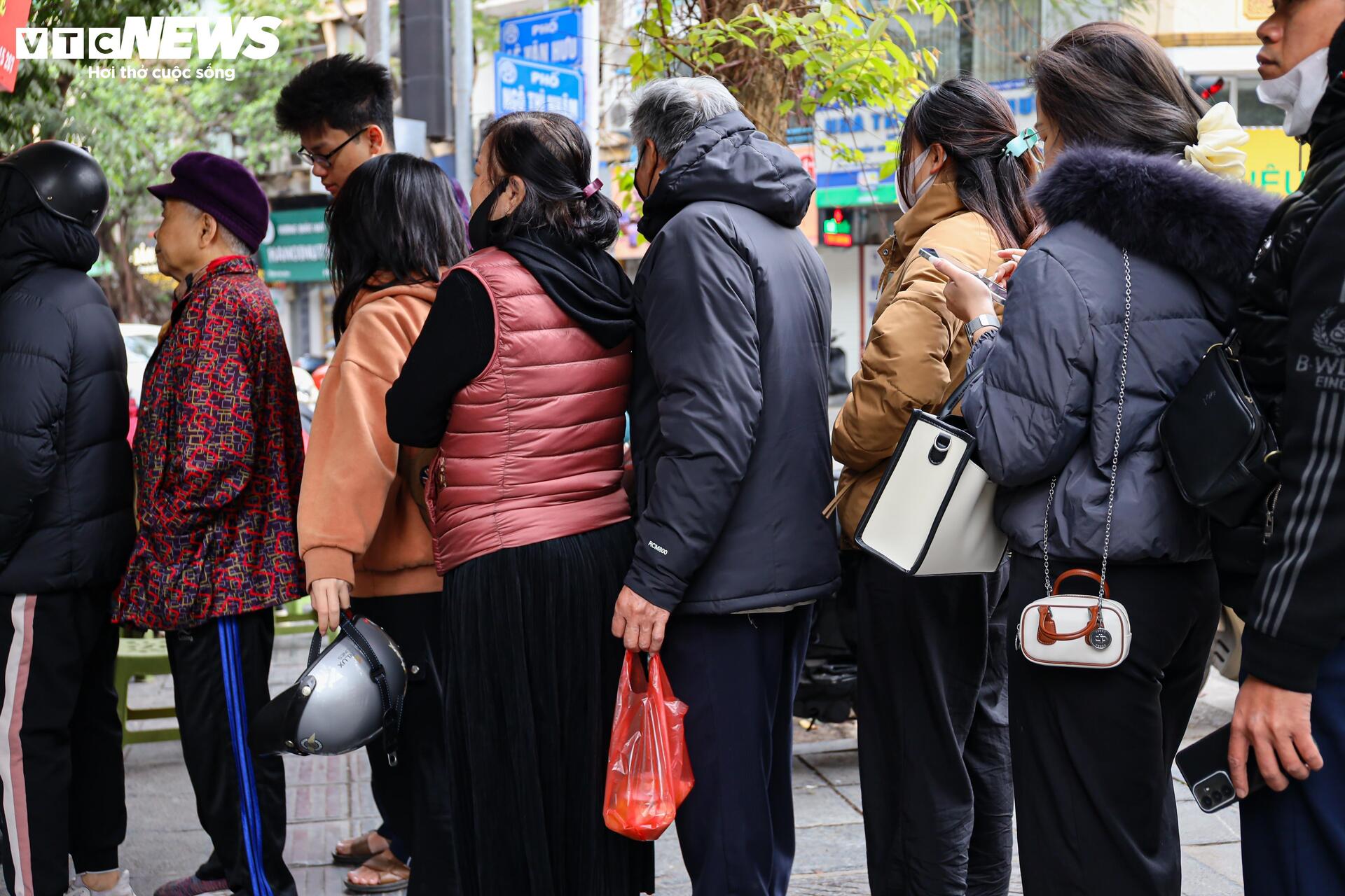 Xếp hàng mua bánh trôi, bánh chay ngày Tết Hàn thực - Ảnh 6