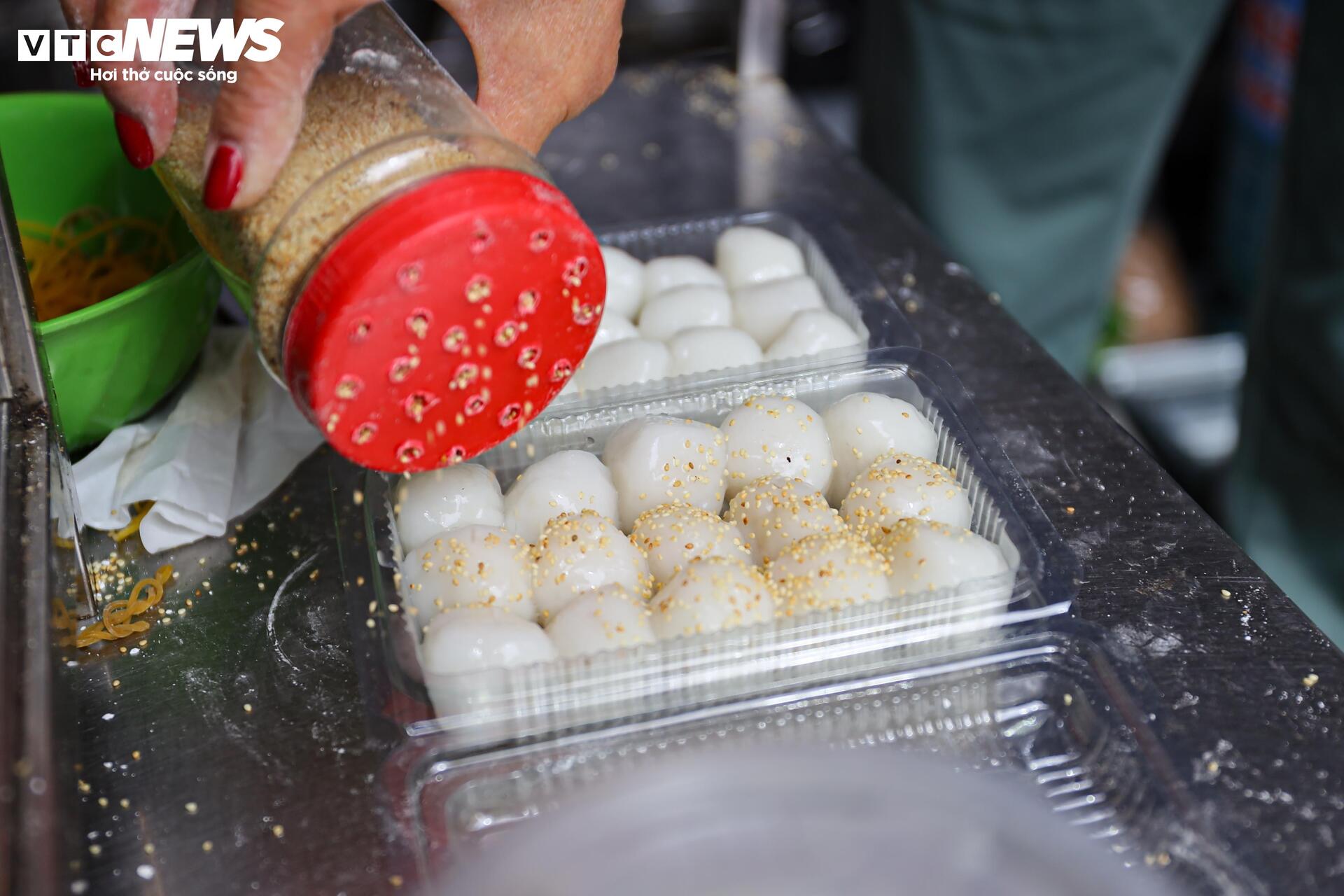 Xếp hàng mua bánh trôi, bánh chay ngày Tết Hàn thực - Ảnh 9