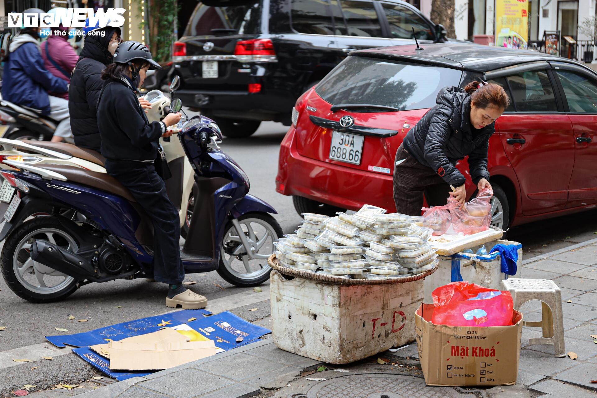 Xếp hàng mua bánh trôi, bánh chay ngày Tết Hàn thực - Ảnh 17