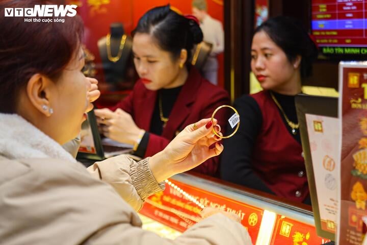 Chuyên gia: Giá vàng khó giảm mạnh, thận trọng khi 'lướt sóng', đầu tư - Ảnh 1