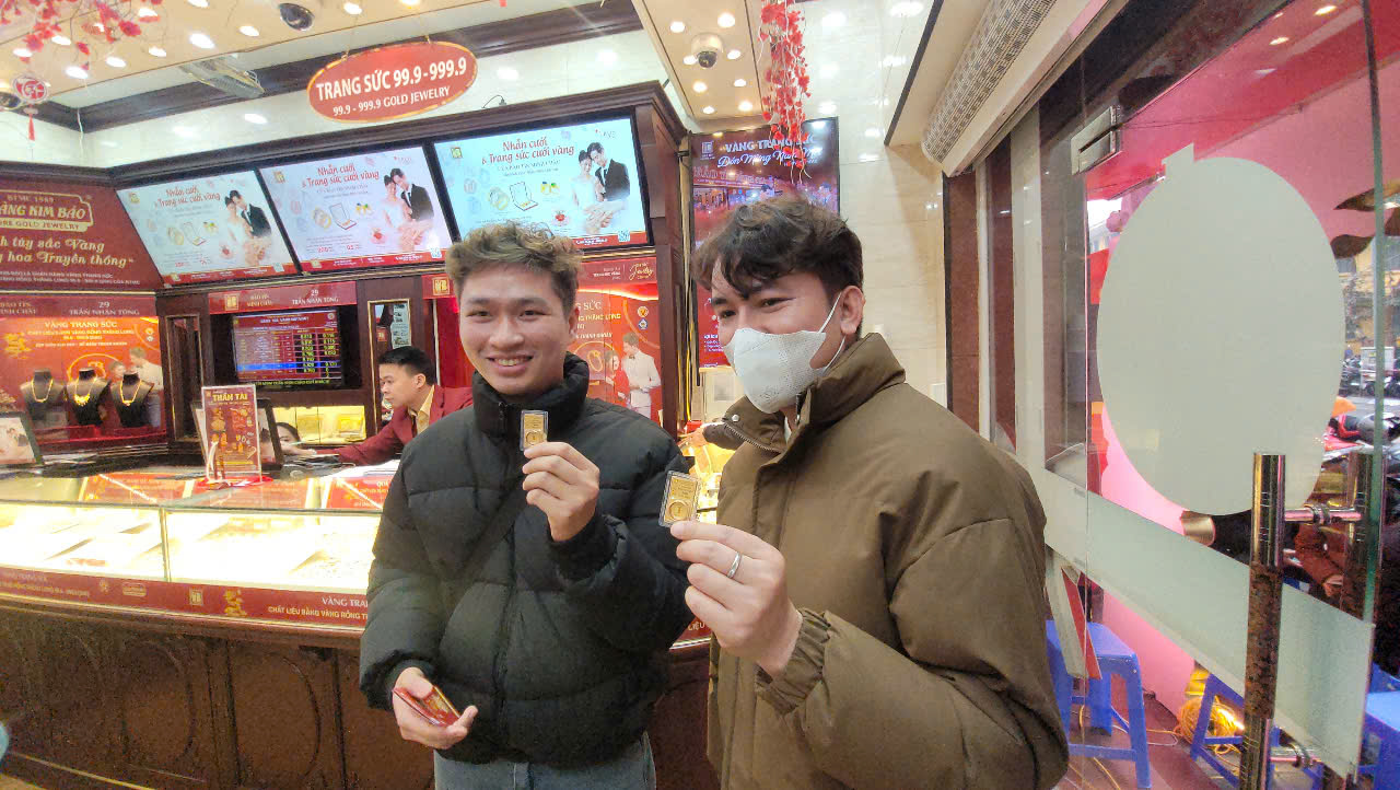 Người trẻ đi mua vàng ngày càng nhiều - Ảnh 1