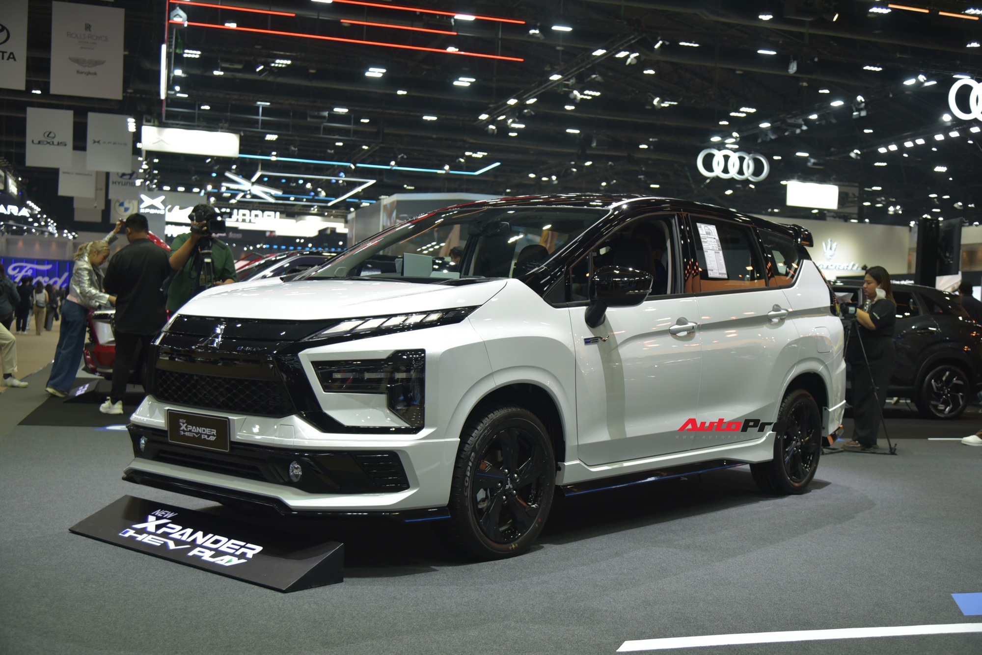 'Sờ tận tay' bộ đôi Mitsubishi Xpander và Xpander Cross HEV bản thể thao: Giá quy đổi 737 triệu đồng, thêm bodykit hầm hố, dễ thành hàng ‘hot’ nếu về Việt Nam - Ảnh 1