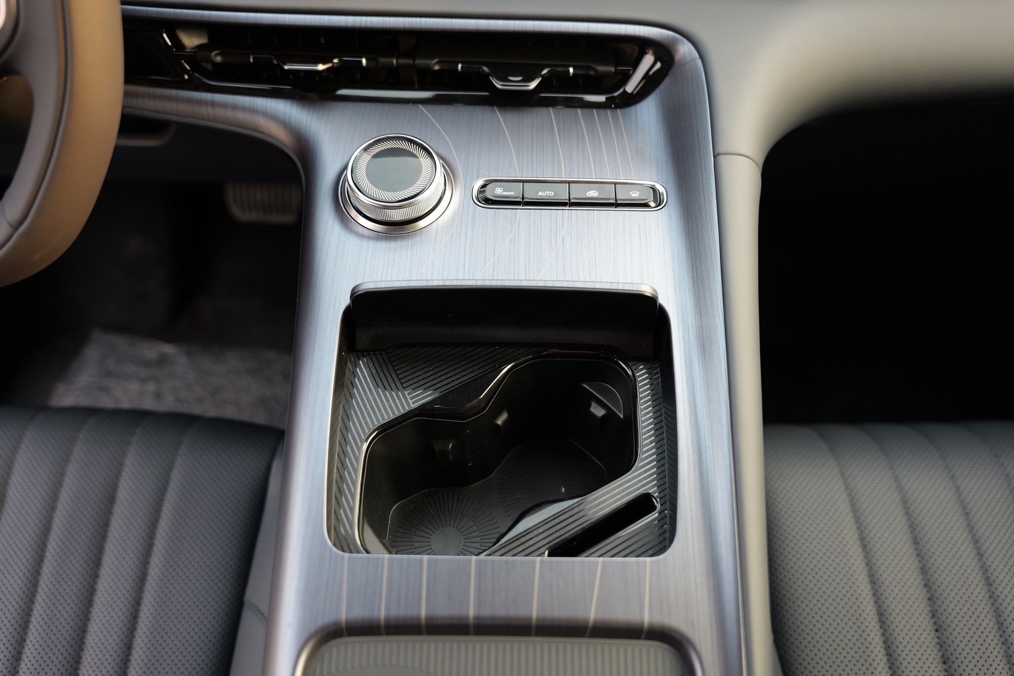 Cận cảnh tân binh xe điện Geely đến Việt Nam: Chạy 430km, đầy 80% pin chỉ 20 phút - Ảnh 11