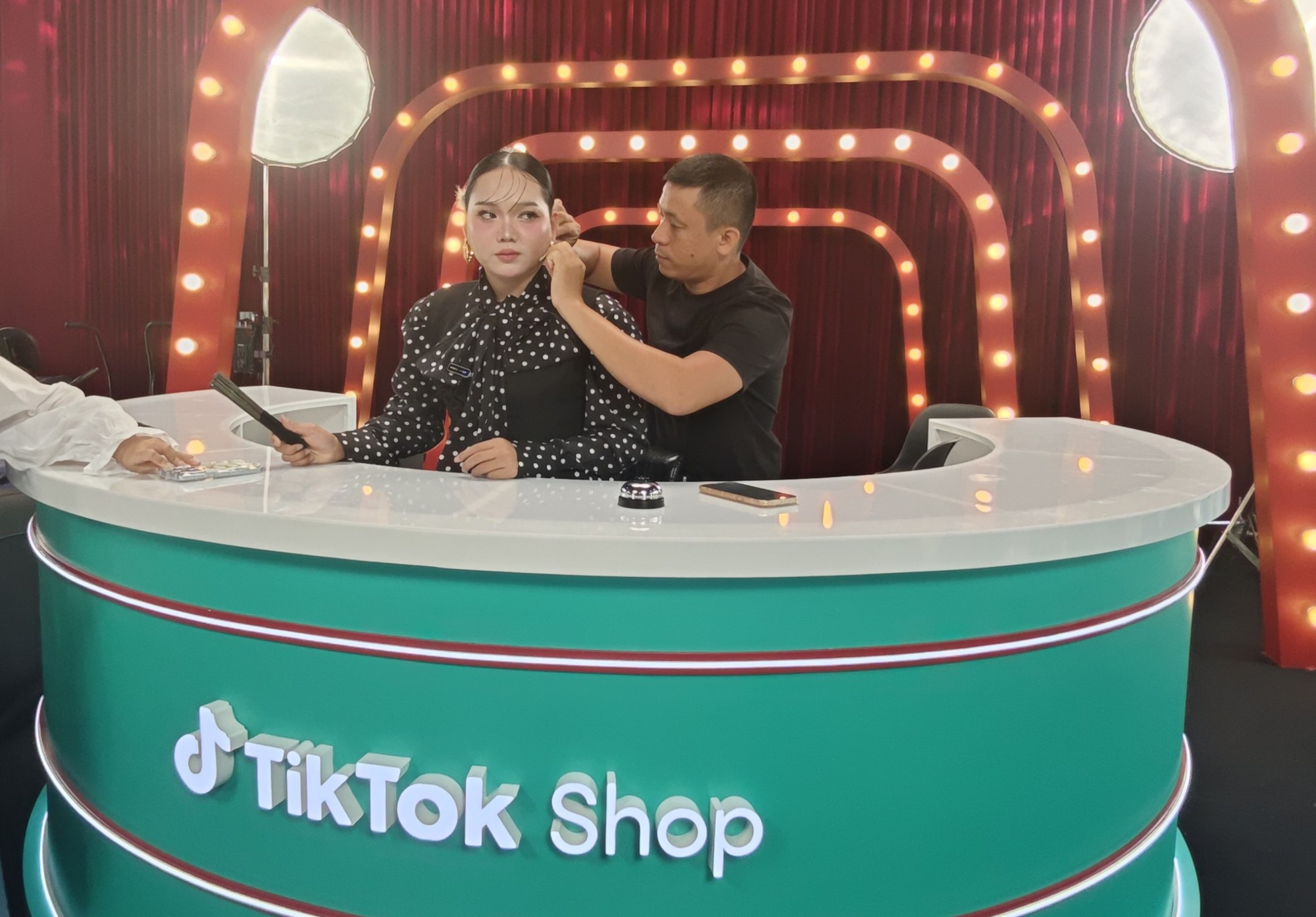 Giải mã cơn giận dữ của dư luận với “chiến thần livestream” Phạm Thoại, Hằng Du Mục... - Ảnh 2