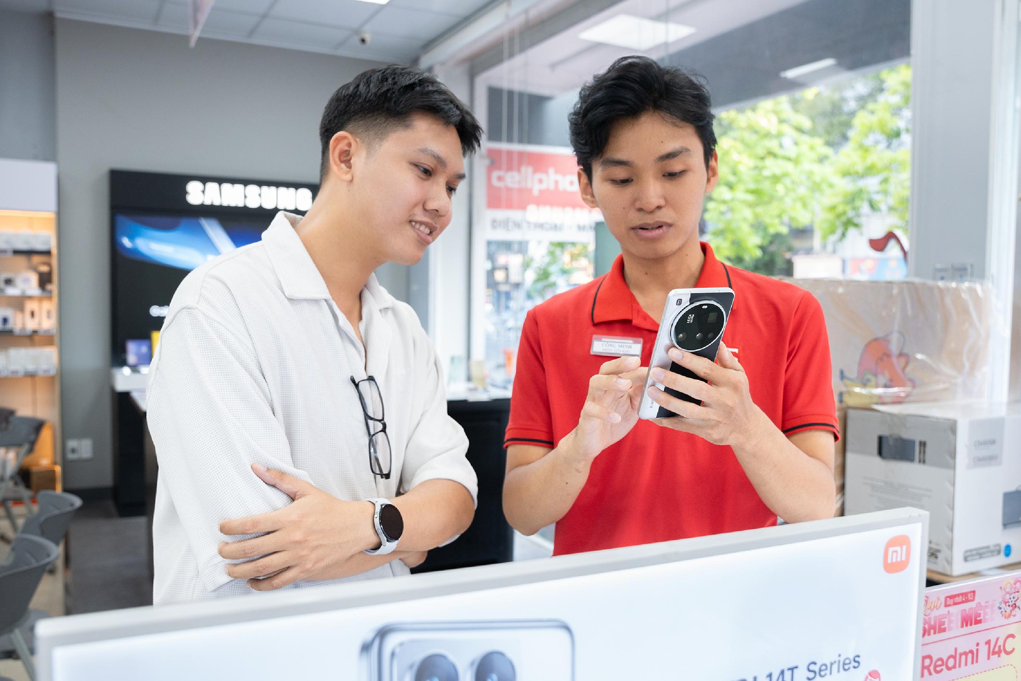 Xiaomi 15 series “cháy hàng” trong ngày đầu mở bán - Ảnh 1