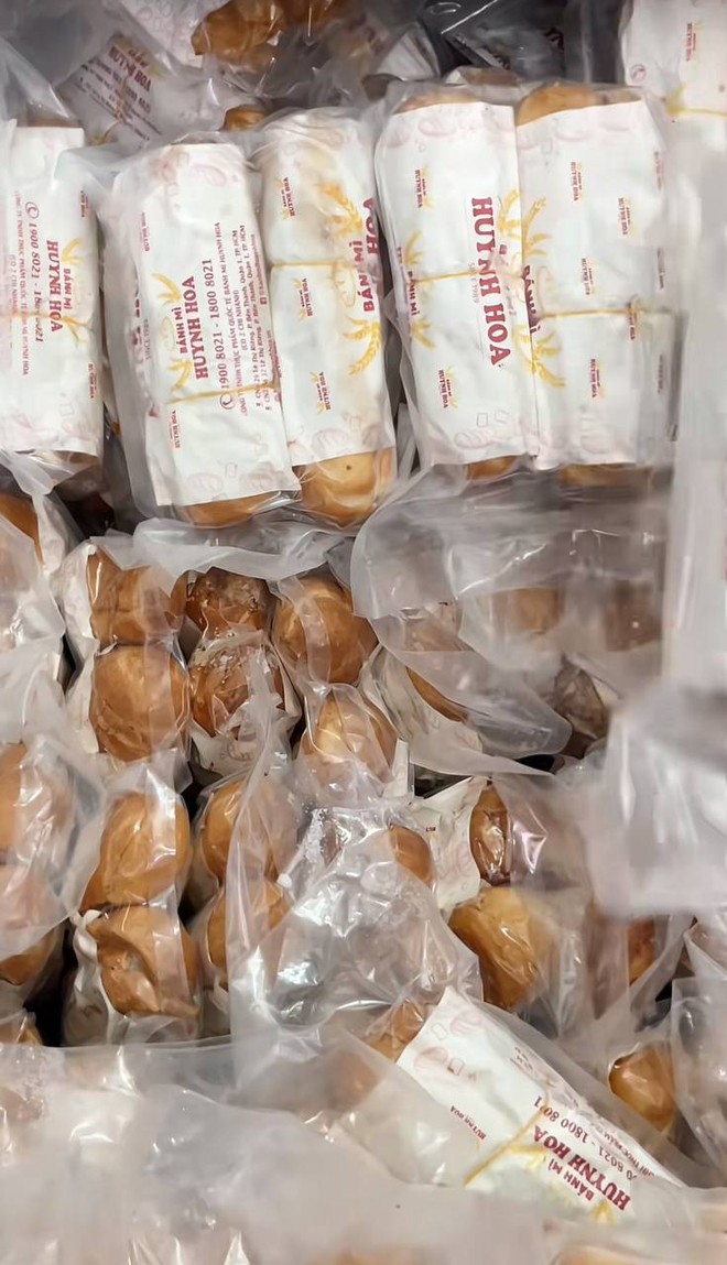 Tiệm bánh nức tiếng Sài Gòn trét bánh mì như trét vữa, dân tình xem mà “chảy nước miếng” - Ảnh 13