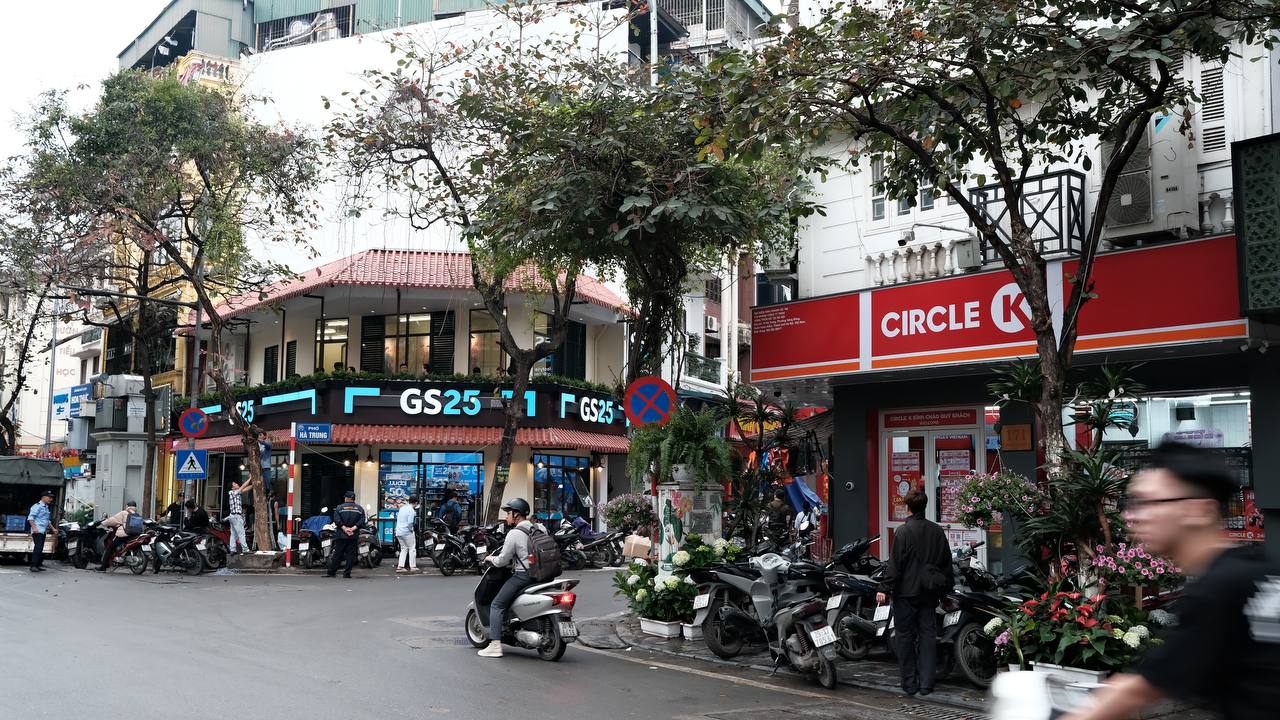 Chưa khai trương mà GS25 ở Hà Nội đã đông nghịt, netizen bất ngờ phát hiện 1 điều về vị trí các chi nhánh - Ảnh 1