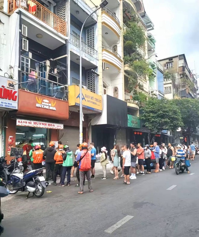 Tiệm bánh nức tiếng Sài Gòn trét bánh mì như trét vữa, dân tình xem mà “chảy nước miếng” - Ảnh 10
