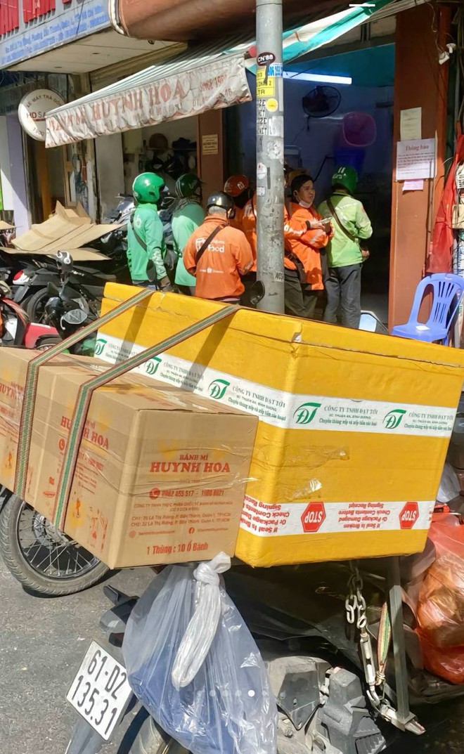 Tiệm bánh nức tiếng Sài Gòn trét bánh mì như trét vữa, dân tình xem mà “chảy nước miếng” - Ảnh 12