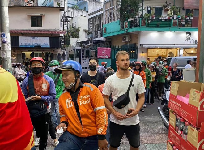 Tiệm bánh nức tiếng Sài Gòn trét bánh mì như trét vữa, dân tình xem mà “chảy nước miếng” - Ảnh 9