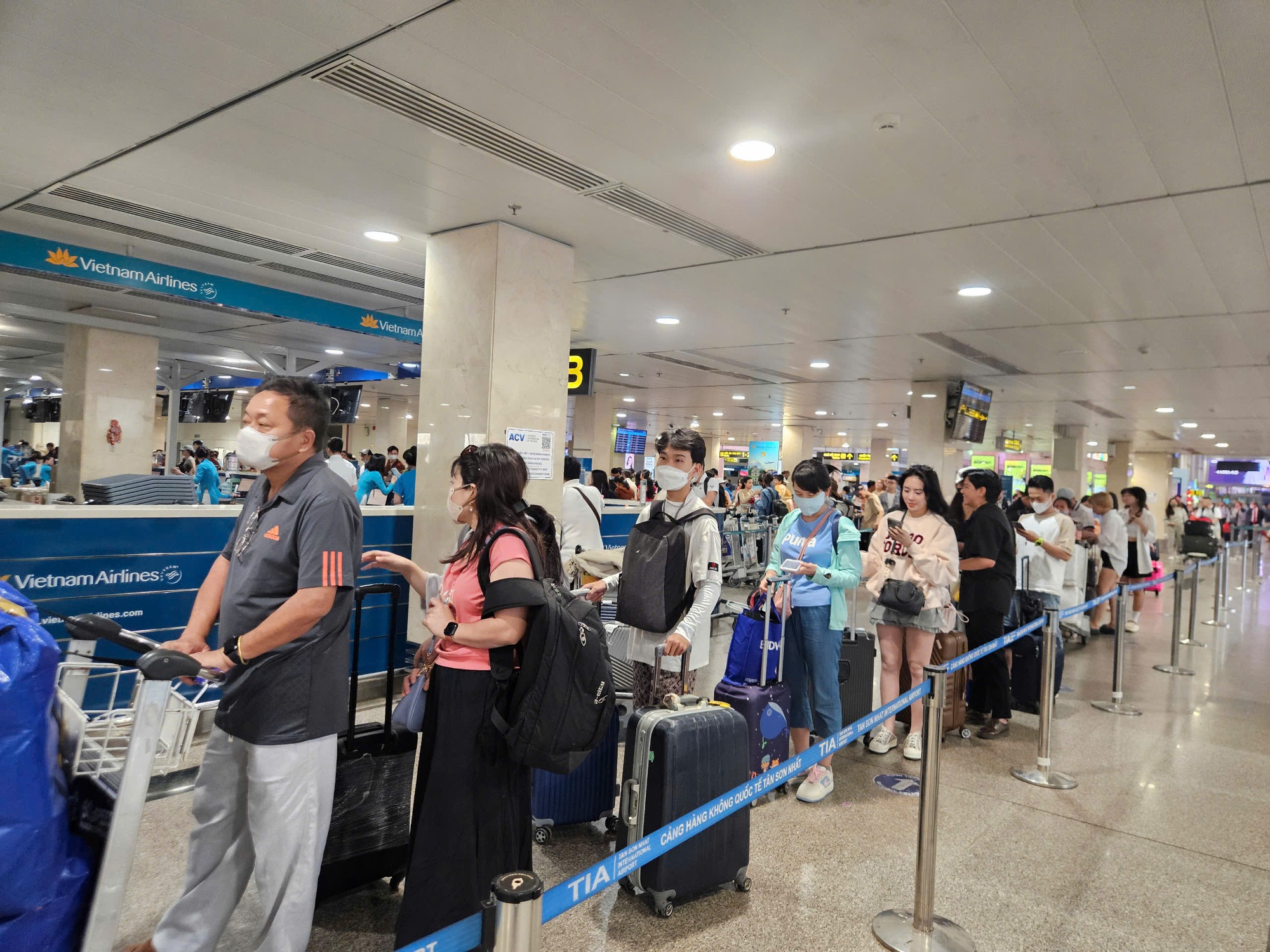 Lên kế hoạch mua sớm, vé máy bay dịp lễ 30-4 vẫn cao chót vót - Ảnh 1