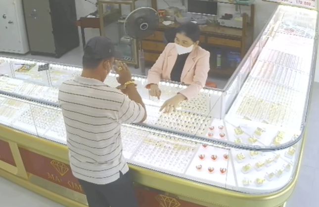 Chủ tiệm vàng leo qua tủ kính, chặn đầu tên cướp giật - Ảnh 1