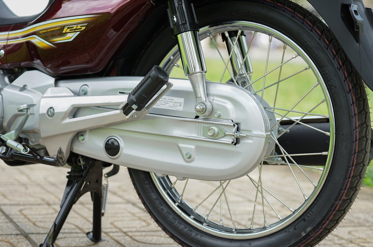 Honda Dream về đại lý Việt với số khung lộc phát cực độc: Chạy 50km/lít xăng, ánh vàng sang trọng, công nghệ hoài cổ - Ảnh 6