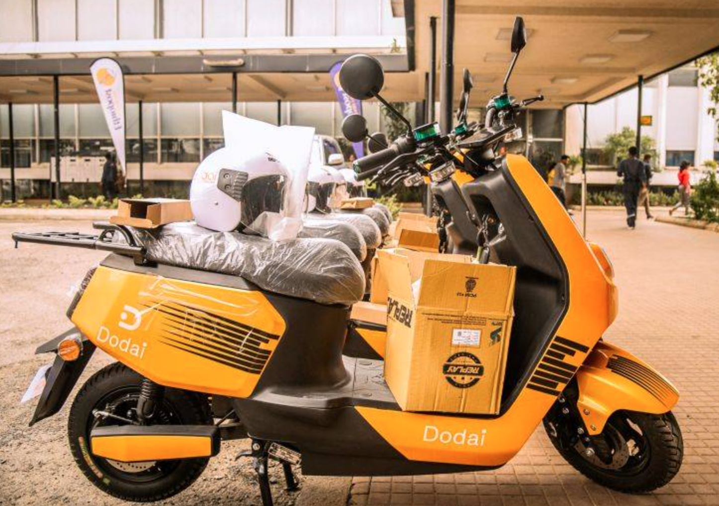 Founder Nhật Bản mang 'chất xám' đến châu Phi, bán xe điện chỉ với giá hơn 46 triệu đồng - Ảnh 1