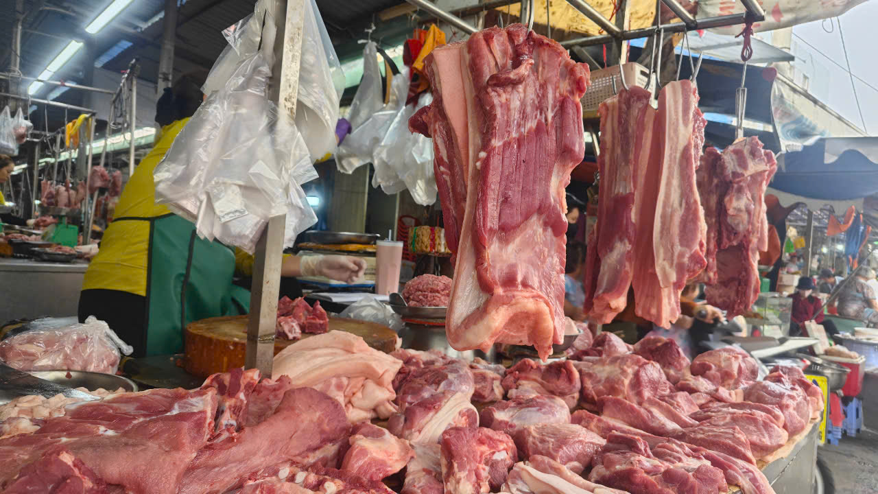 Giá heo hơi sốt, thịt heo có món vượt 300.000 đồng/kg - Ảnh 2
