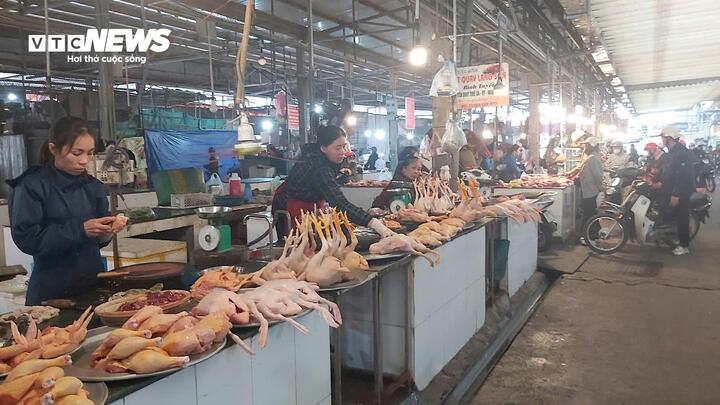 Giá thịt heo tăng cao, tiểu thương than ế - Ảnh 2