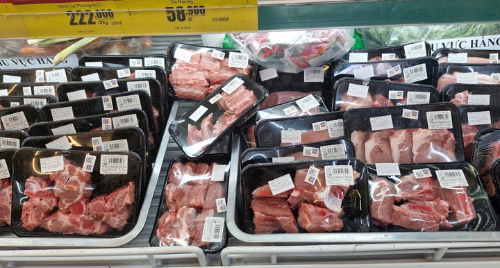 Thịt heo tăng không ngừng, cơm tấm, ổ bánh mì ở TP.HCM bắt đầu đội giá - Ảnh 1