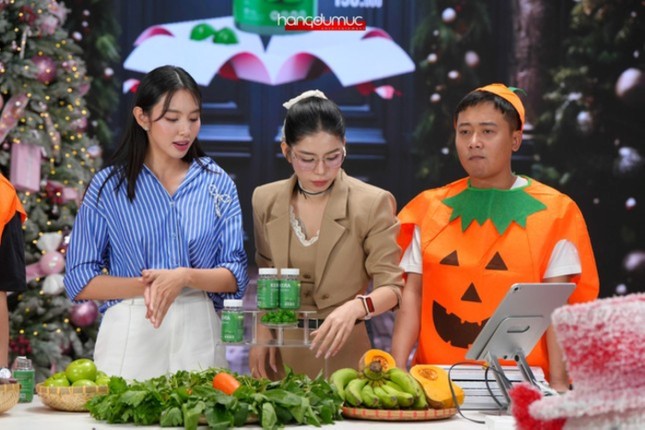 Công an kiểm tra nơi sản xuất loại kẹo rau củ mà Hằng Du Mục quảng cáo - Ảnh 2