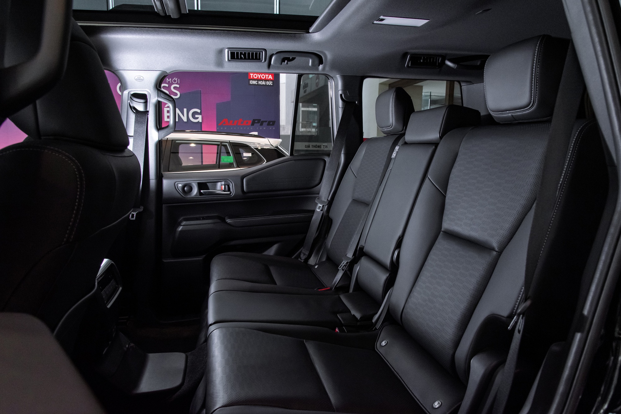 Cầu thủ Văn Quyết sắm Toyota Land Cruiser Prado giá hơn 4 tỷ đồng, ‘nhấc’ biển số tứ quý 8 từ Range Rover sang - Ảnh 8