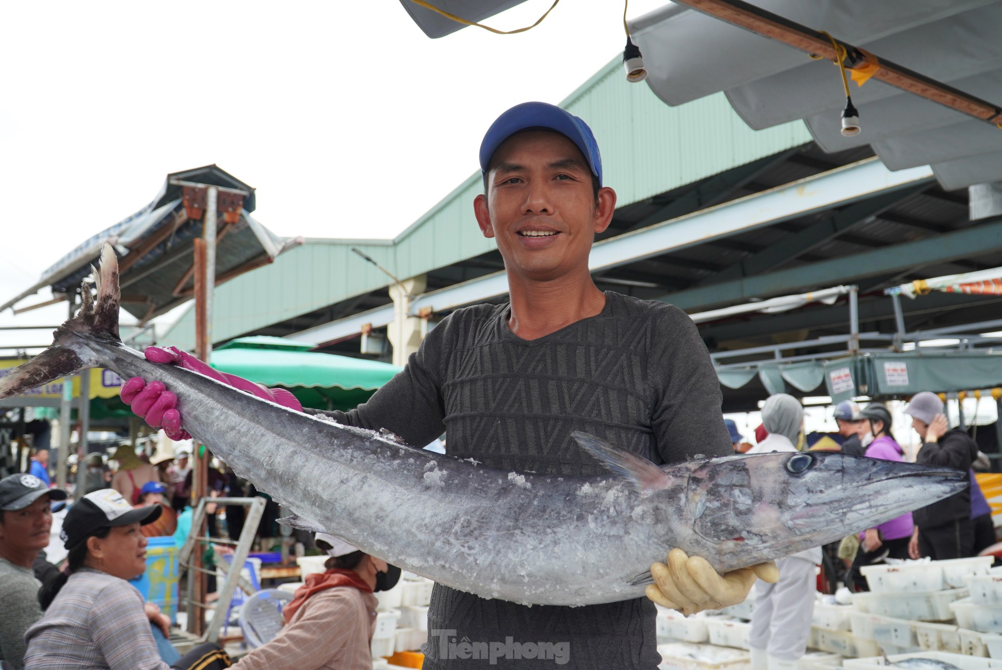 Ngư dân đánh bắt được cá 'khủng' phải vài người khiêng lên bờ - Ảnh 15