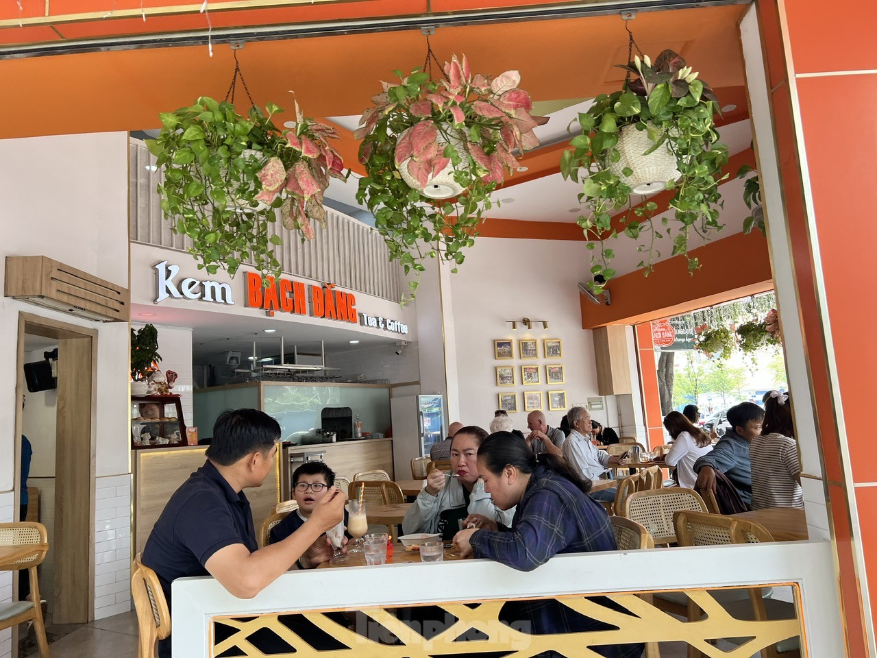 Siêu thị ngày 8/3 đông nghịt, nhân viên quán ăn tăng công suất vẫn không xuể - Ảnh 14