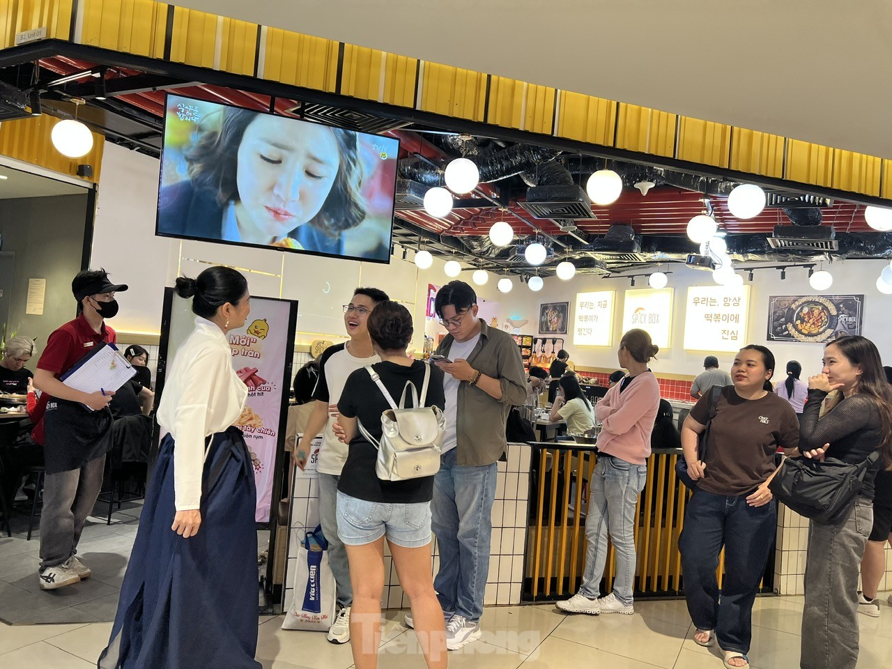 Siêu thị ngày 8/3 đông nghịt, nhân viên quán ăn tăng công suất vẫn không xuể - Ảnh 9