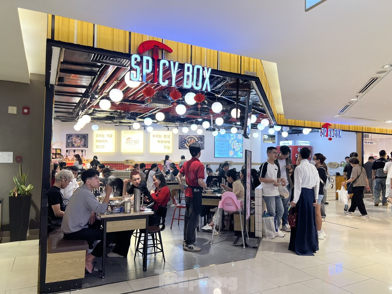 Siêu thị ngày 8/3 đông nghịt, nhân viên quán ăn tăng công suất vẫn không xuể - Ảnh 5