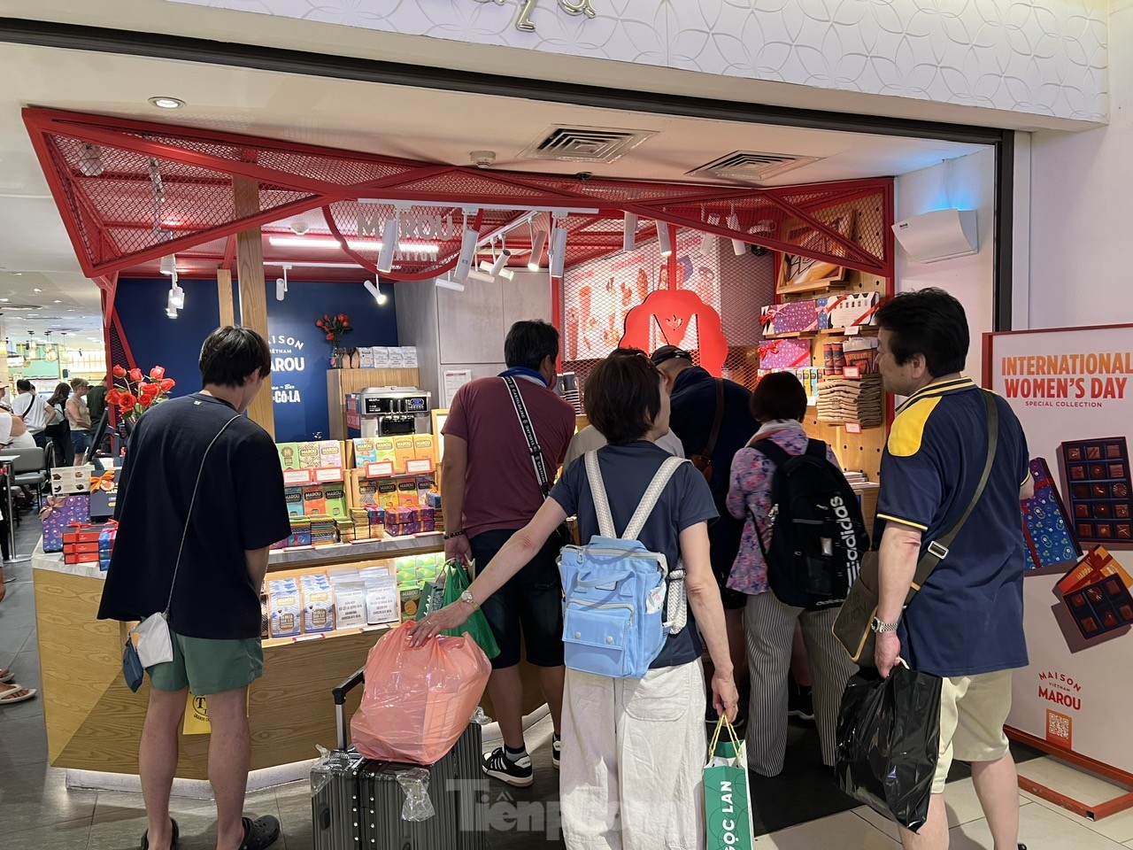 Siêu thị ngày 8/3 đông nghịt, nhân viên quán ăn tăng công suất vẫn không xuể - Ảnh 8