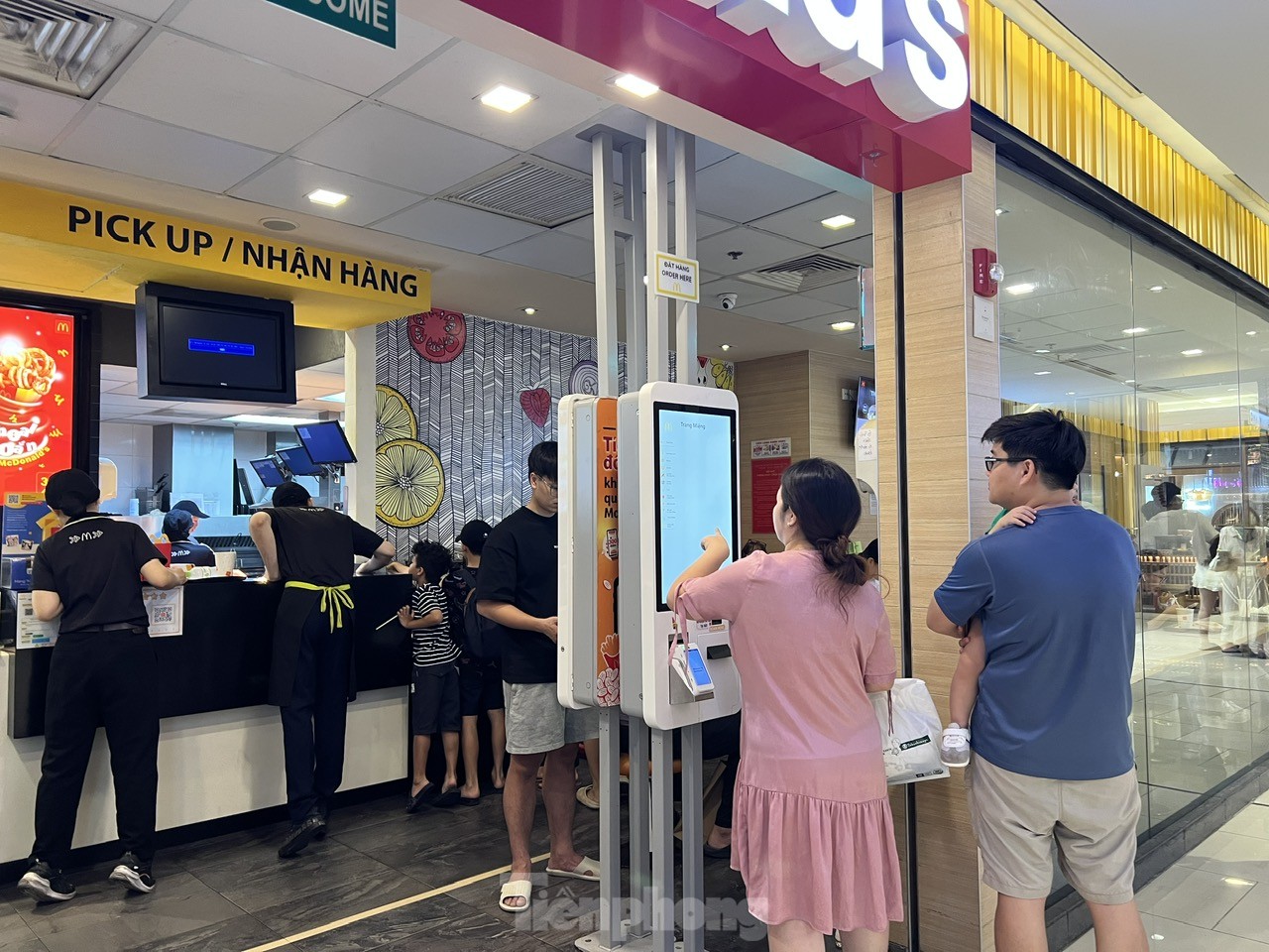 Siêu thị ngày 8/3 đông nghịt, nhân viên quán ăn tăng công suất vẫn không xuể - Ảnh 7