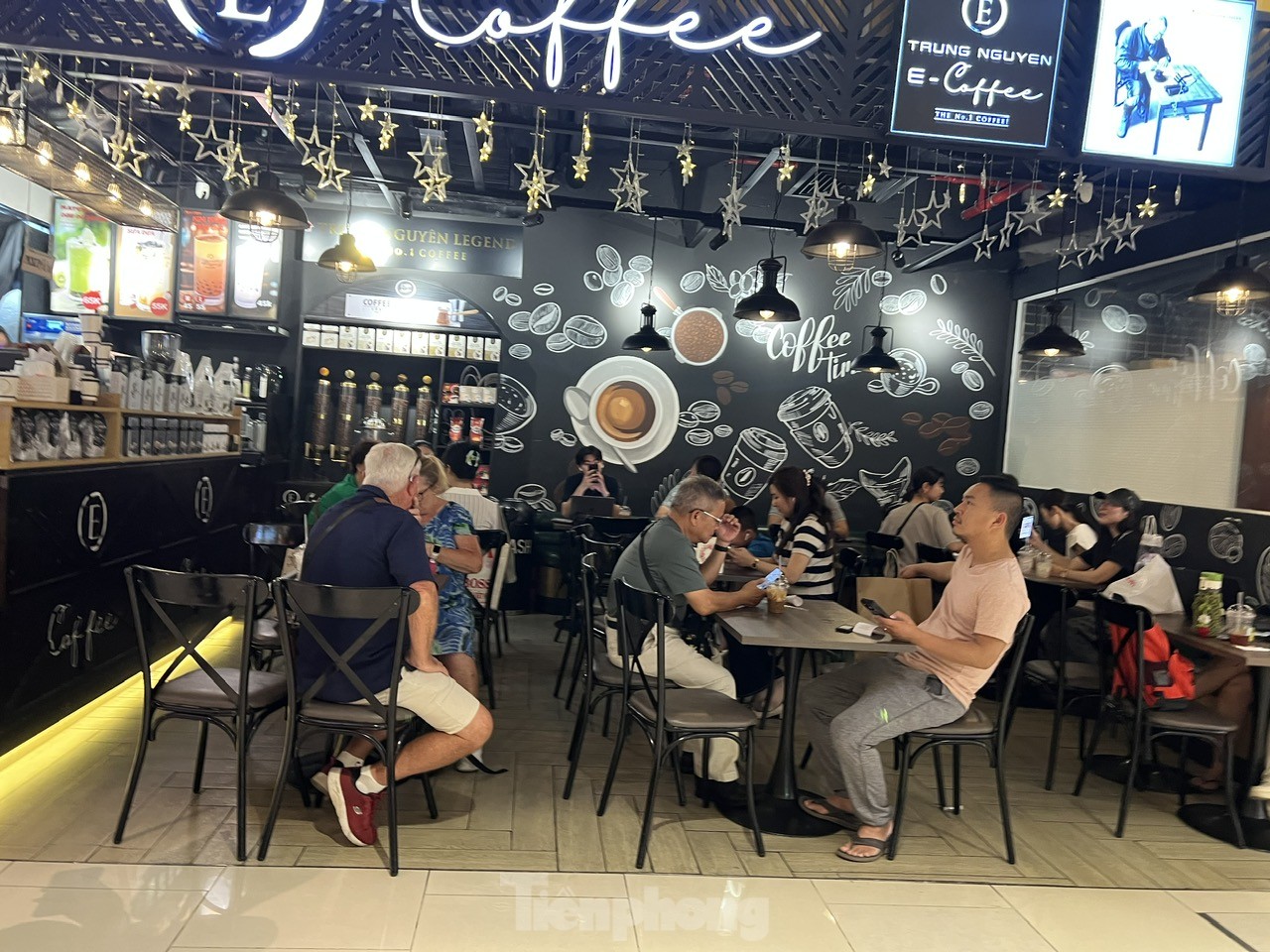 Siêu thị ngày 8/3 đông nghịt, nhân viên quán ăn tăng công suất vẫn không xuể - Ảnh 3