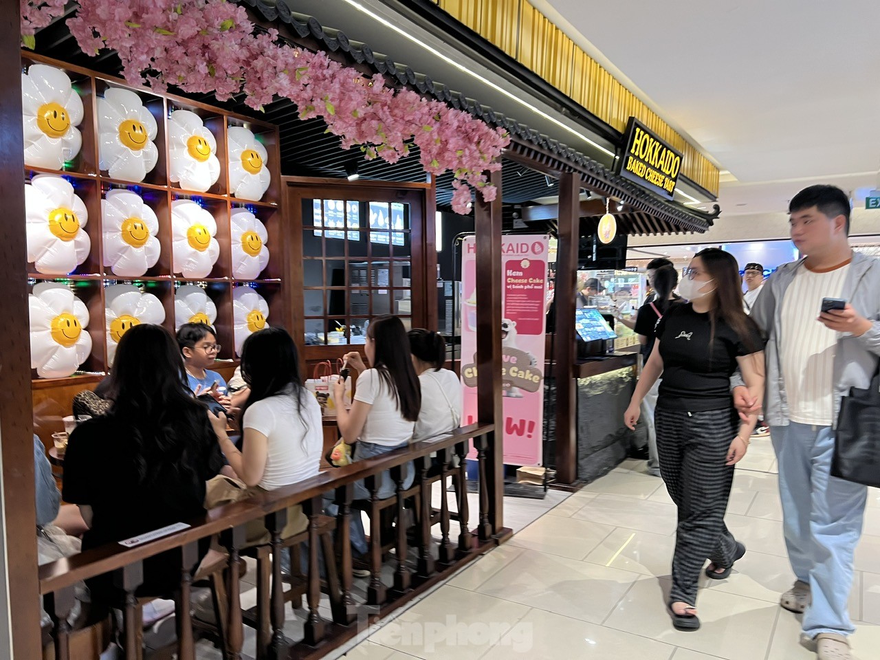 Siêu thị ngày 8/3 đông nghịt, nhân viên quán ăn tăng công suất vẫn không xuể - Ảnh 13