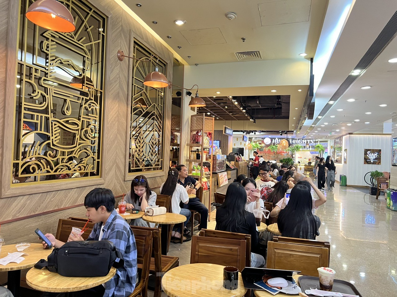 Siêu thị ngày 8/3 đông nghịt, nhân viên quán ăn tăng công suất vẫn không xuể - Ảnh 4