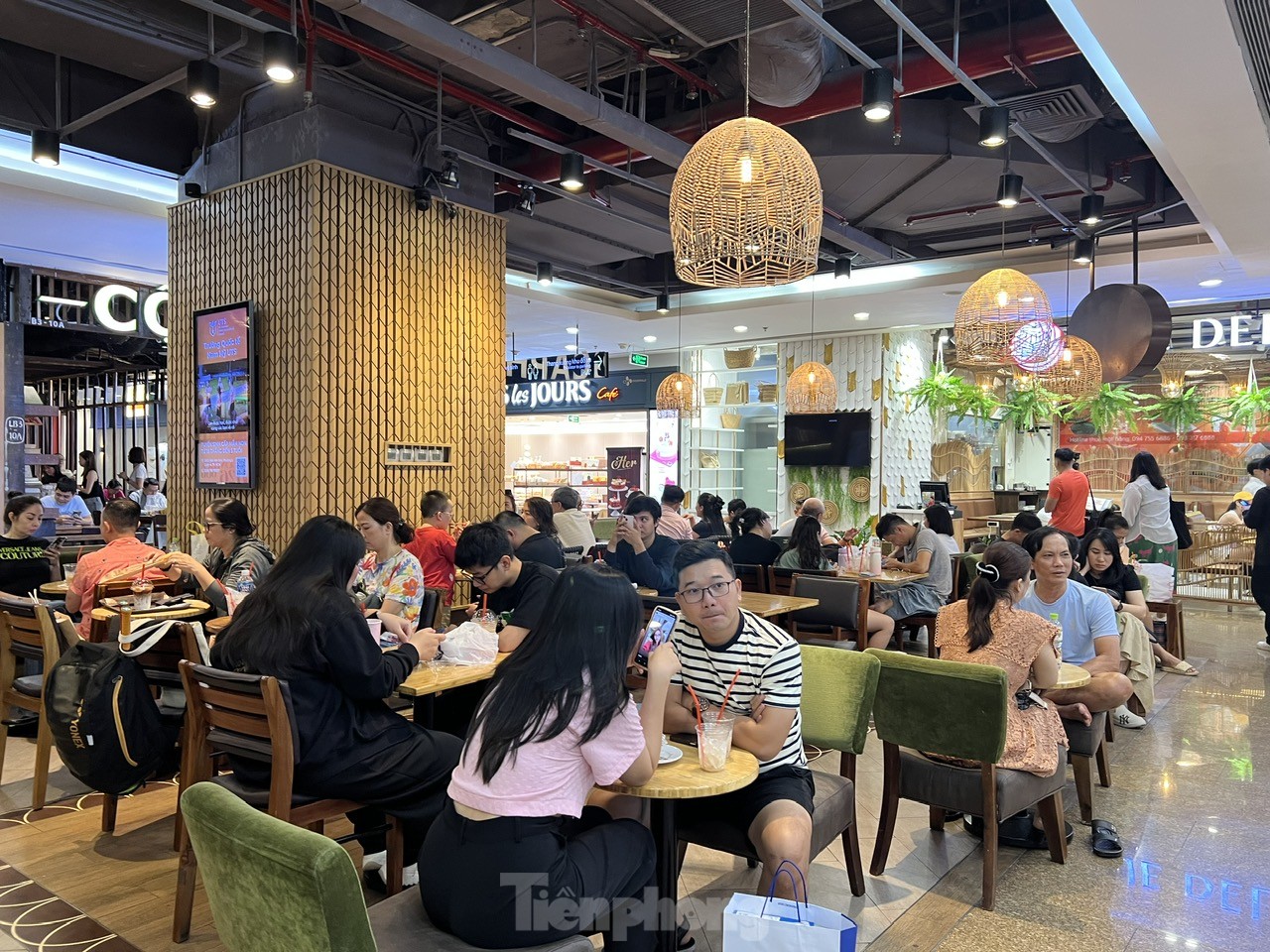 Siêu thị ngày 8/3 đông nghịt, nhân viên quán ăn tăng công suất vẫn không xuể - Ảnh 2