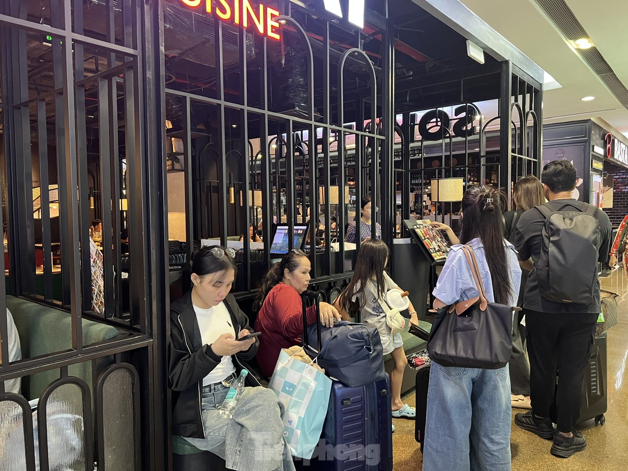 Siêu thị ngày 8/3 đông nghịt, nhân viên quán ăn tăng công suất vẫn không xuể - Ảnh 10