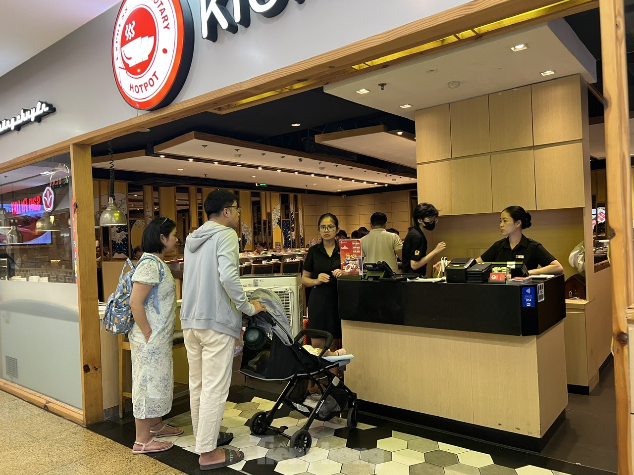 Siêu thị ngày 8/3 đông nghịt, nhân viên quán ăn tăng công suất vẫn không xuể - Ảnh 6