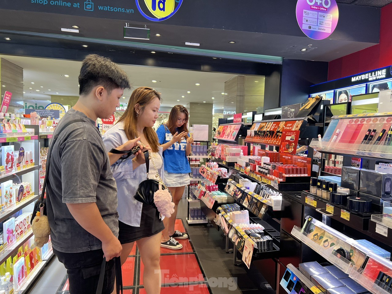 Siêu thị ngày 8/3 đông nghịt, nhân viên quán ăn tăng công suất vẫn không xuể - Ảnh 12