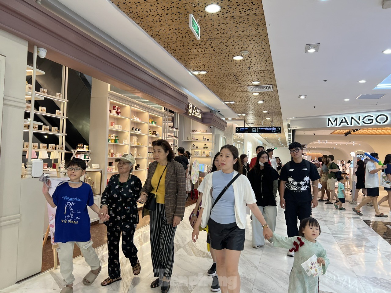 Siêu thị ngày 8/3 đông nghịt, nhân viên quán ăn tăng công suất vẫn không xuể - Ảnh 1