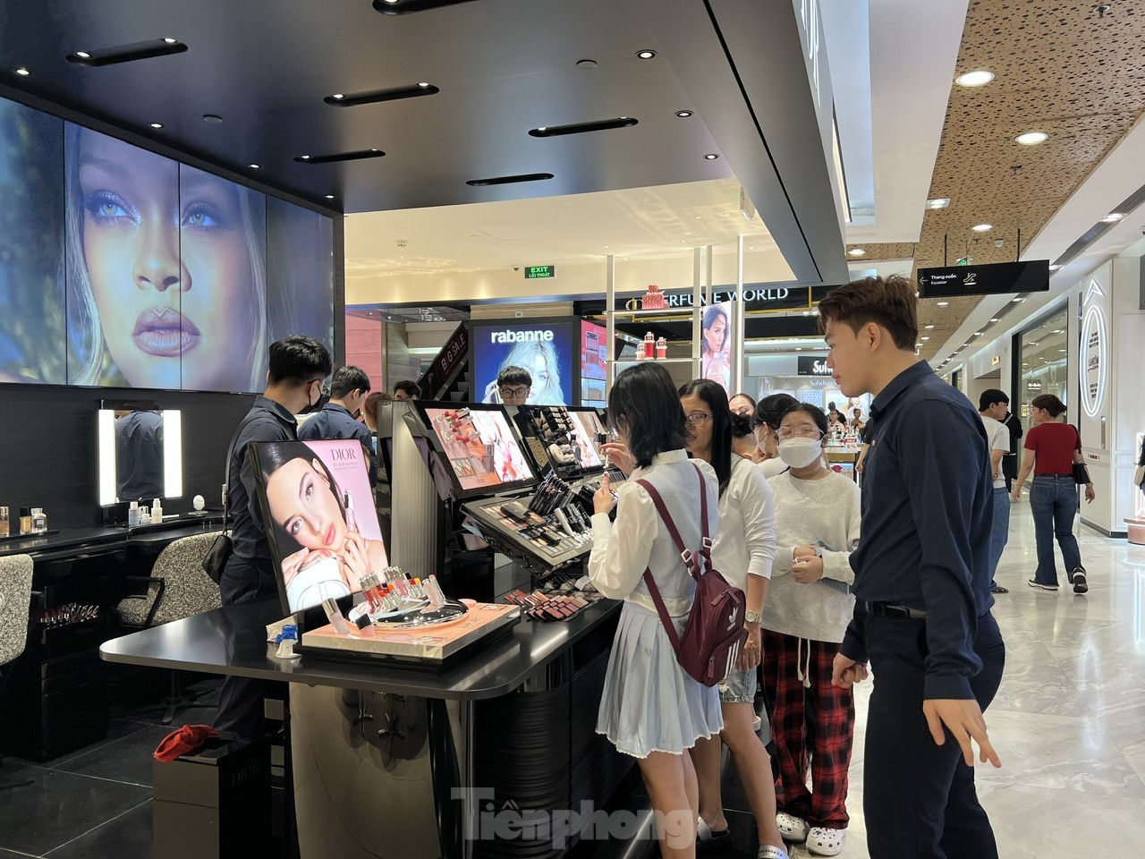 Siêu thị ngày 8/3 đông nghịt, nhân viên quán ăn tăng công suất vẫn không xuể - Ảnh 11