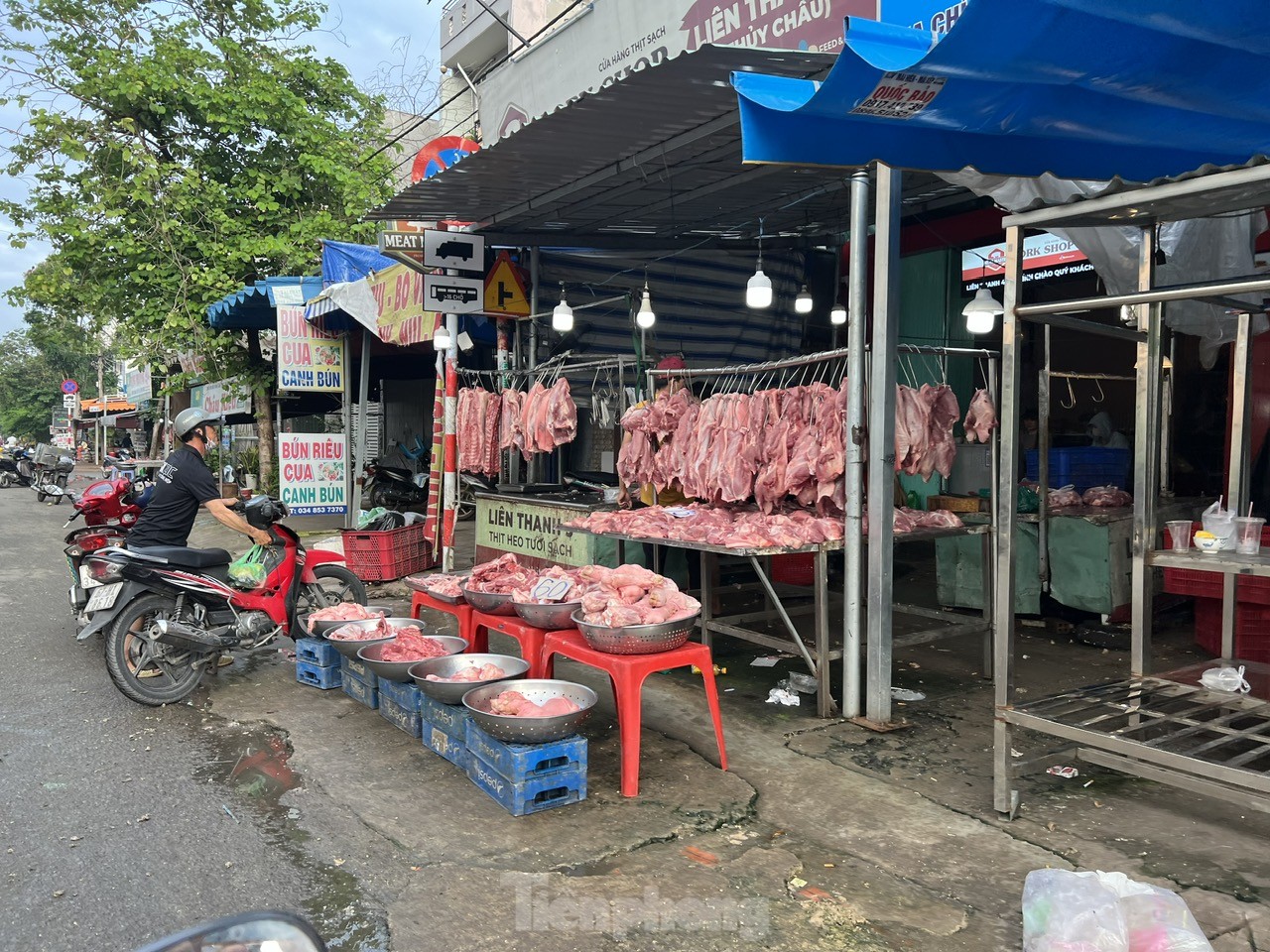 Nhiều bà nội trợ thay khẩu phần ăn gia đình từ khi heo tăng giá quá cao - Ảnh 6