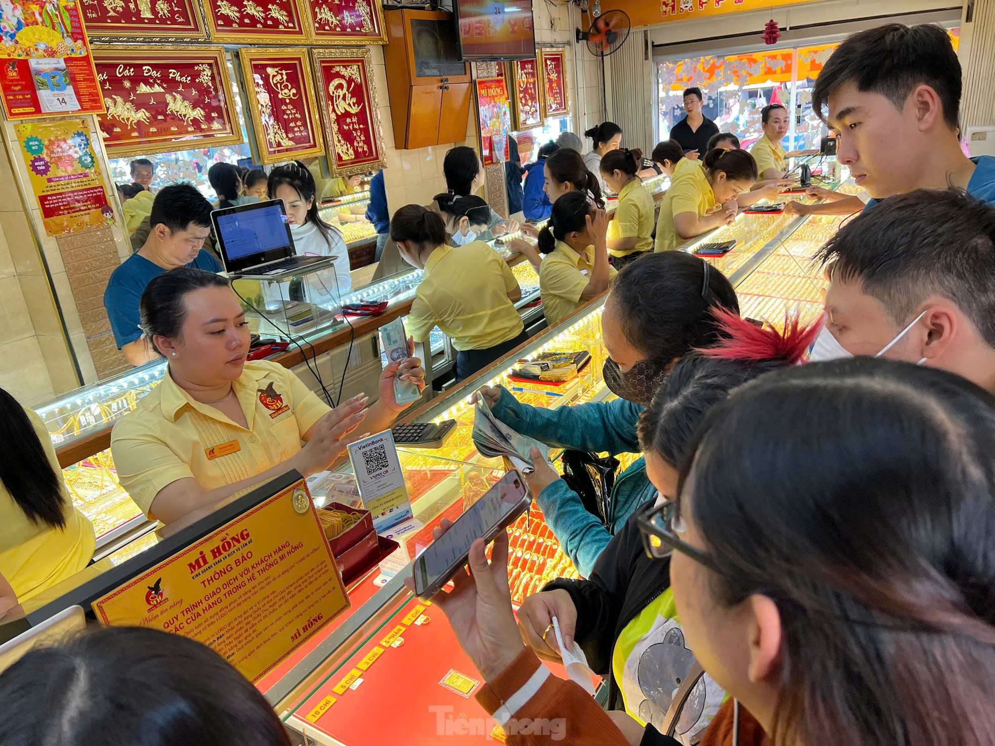 Giá vàng lên cao vút, vẫn 'tay xách nách mang' cầm tiền đi chốt đơn - Ảnh 5