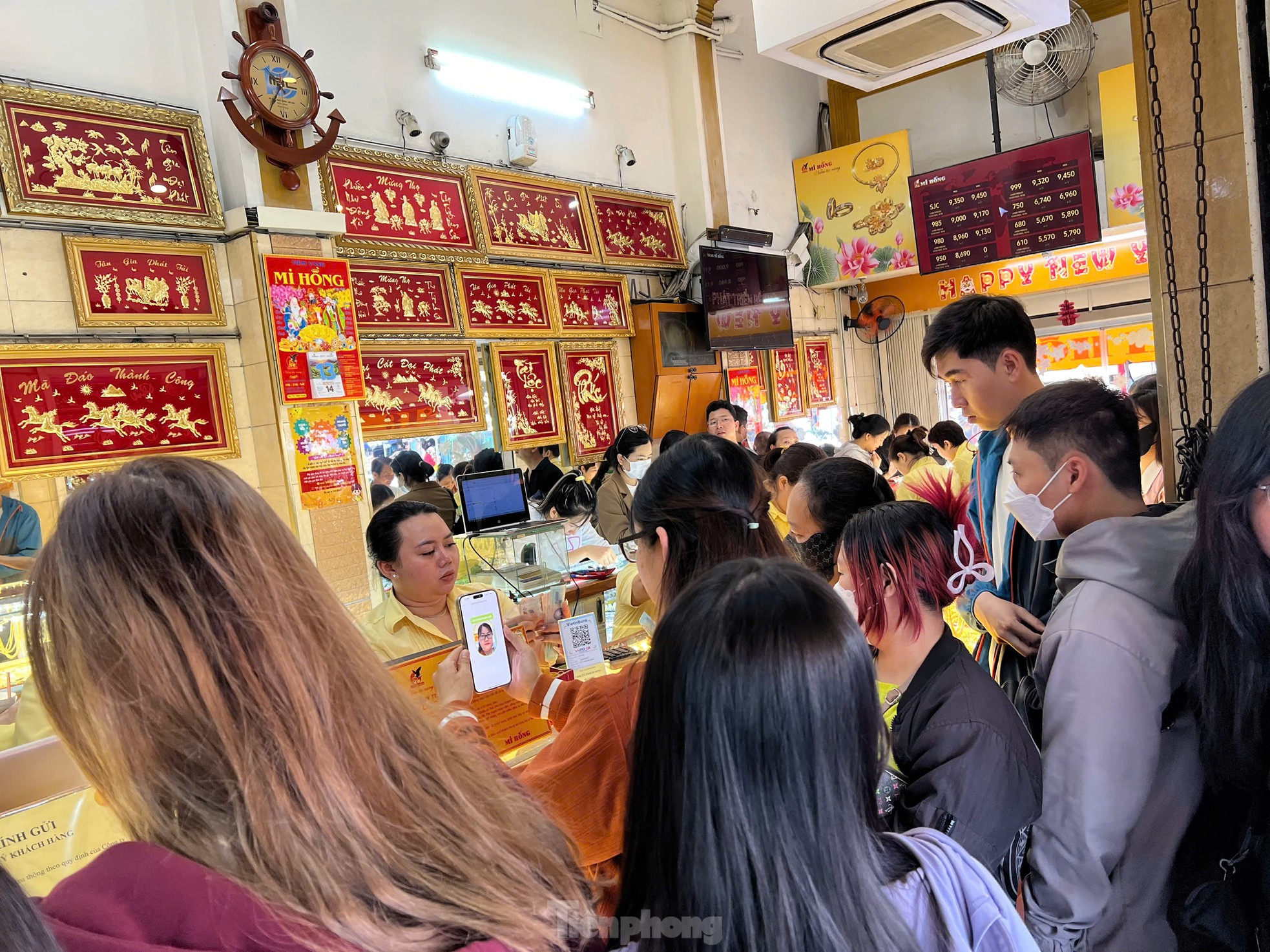 Giá vàng lên cao vút, vẫn 'tay xách nách mang' cầm tiền đi chốt đơn - Ảnh 4