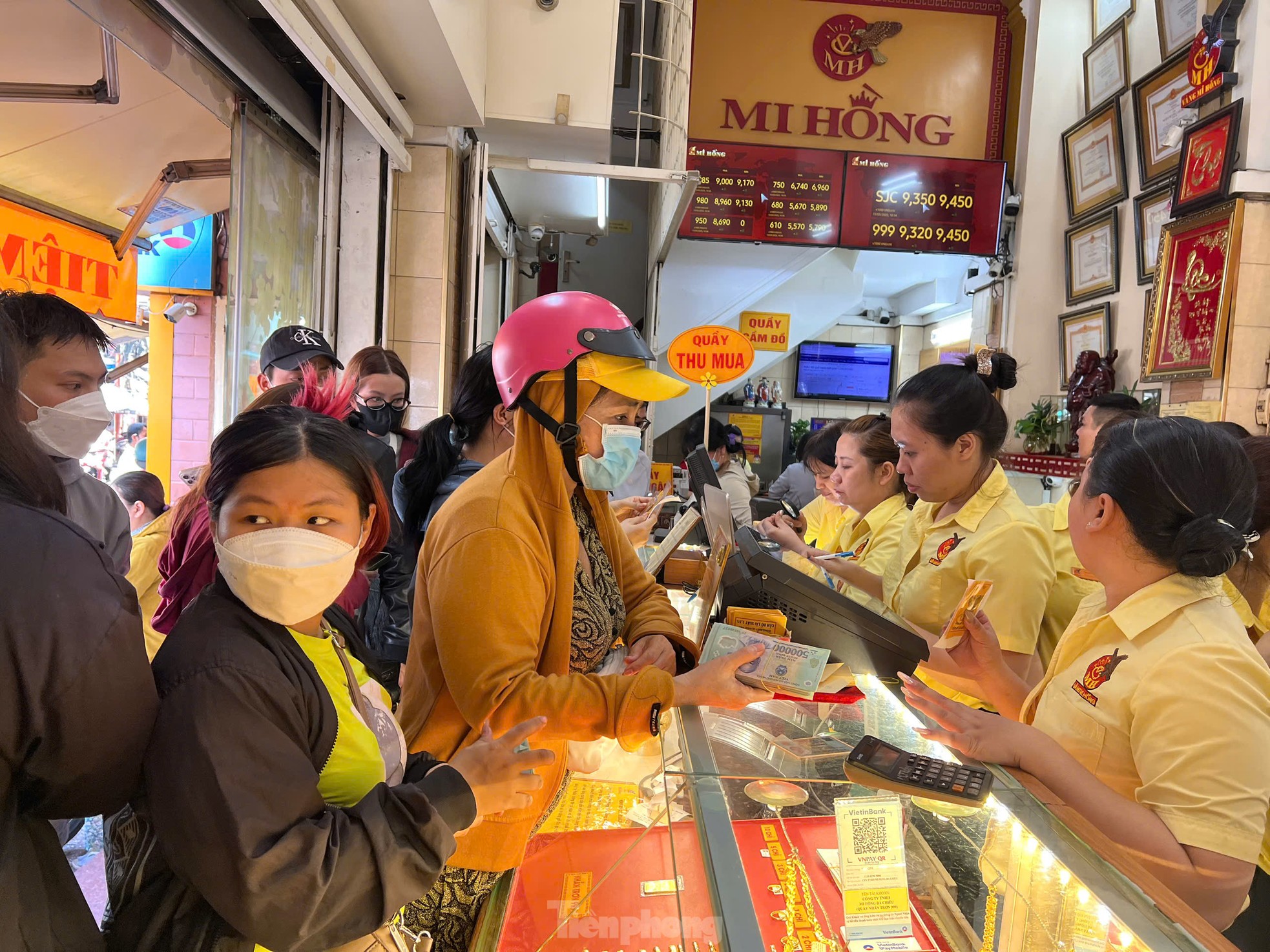 Giá vàng lên cao vút, vẫn 'tay xách nách mang' cầm tiền đi chốt đơn - Ảnh 1