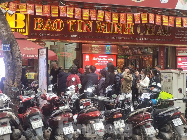 Giá vàng như lên đồng, người dân chờ mua trong vô vọng - Ảnh 1