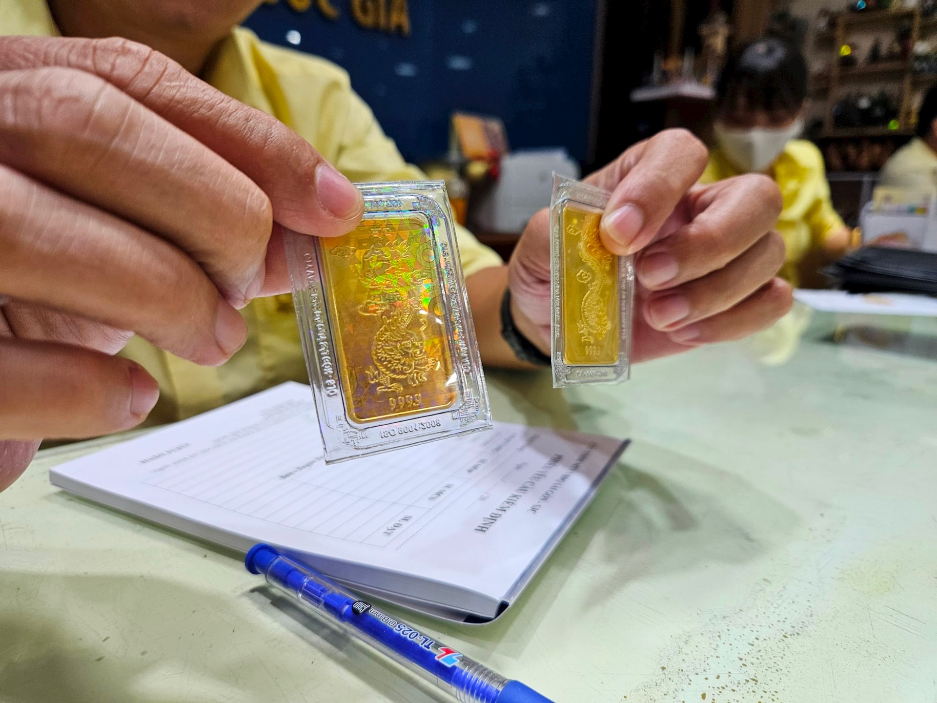 Vàng liên tục “đỉnh nóc, kịch trần, bay phấp phới”, chuyên gia chỉ ra nguyên nhân không thể chối cãi - Ảnh 1