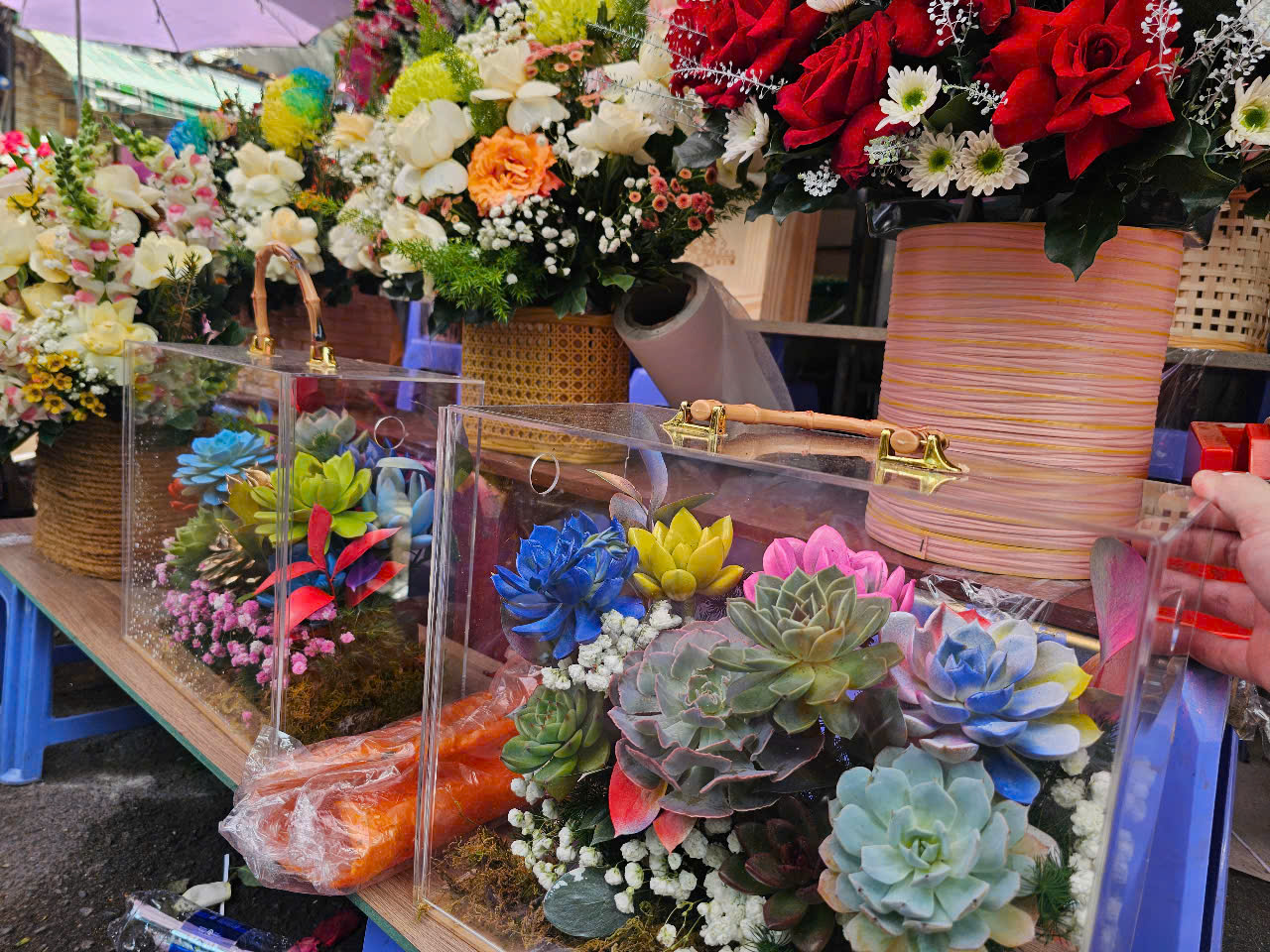 TP HCM: Giá hoa tăng chóng mặt dịp lễ 8-3 - Ảnh 2