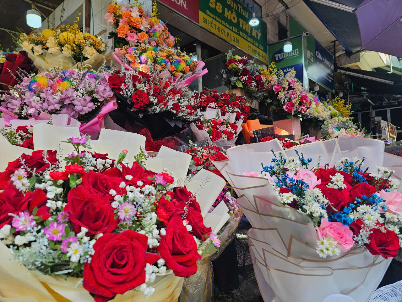 TP HCM: Giá hoa tăng chóng mặt dịp lễ 8-3 - Ảnh 1
