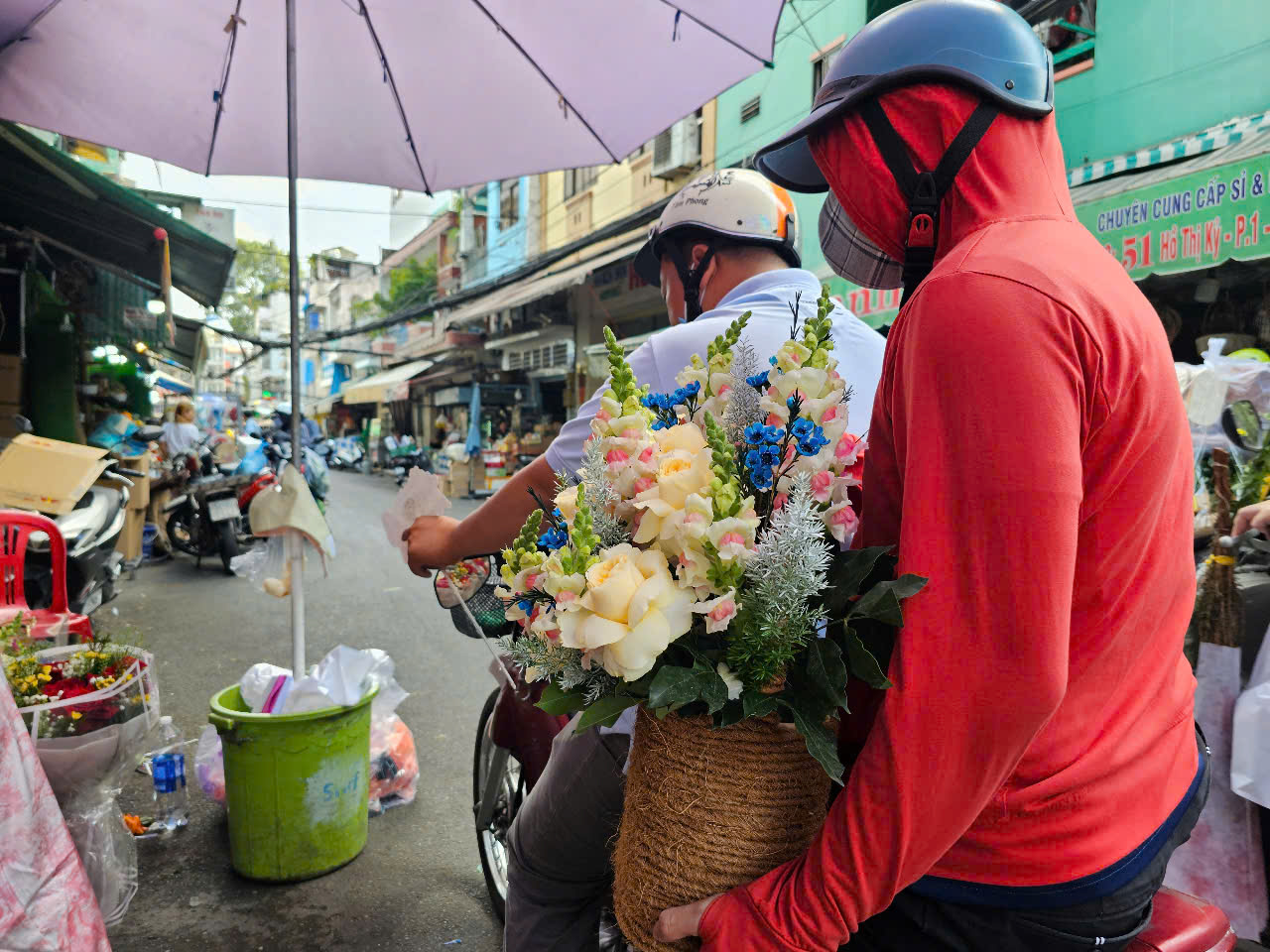 TP HCM: Giá hoa tăng chóng mặt dịp lễ 8-3 - Ảnh 3